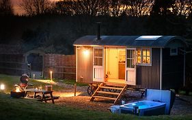 Nutkins Luxury Shepherd Hut With Hot Tub Close To Lyme Regis